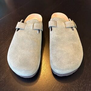 Qomfort Suede Clogs